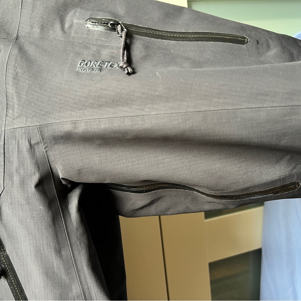 Arc'teryx Beta AR Black Raincoat - Picture 6 of 16